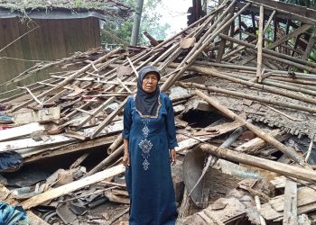 Ma Enih Nenek 65 Tahun Rumahnya Ambruk Membutuhkan Bantuan dan Kepedulian Agnia !