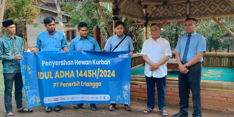 PT Erlangga Mahameru Serahkan Hewan Qurban pada Ponpes Al Umanaa Sukabumi Kepedulian pada Pendidikan