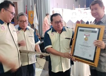 Prabowo Subianto Terima Pin Emas dari SMSI atas Dedikasinya Jaga Demokrasi Menuju Indonesia Emas