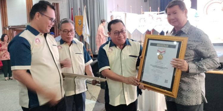 Prabowo Subianto Terima Pin Emas dari SMSI atas Dedikasinya Jaga Demokrasi Menuju Indonesia Emas