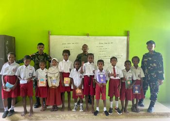 Satgas Yonif 762/VYS Peduli Pendidikan, Bagikan Buku Tulis Kepada SD Inpres 29 Metnayam
