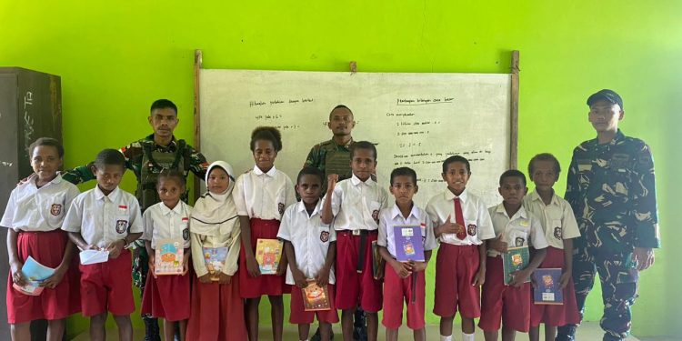 Satgas Yonif 762/VYS Peduli Pendidikan, Bagikan Buku Tulis Kepada SD Inpres 29 Metnayam