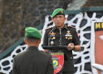 Satgas Pamtas Yonarmed 11 Kostrad Gelar Upacara Peringatan Hari Juang TNI AD di Kodim 0911/NNK