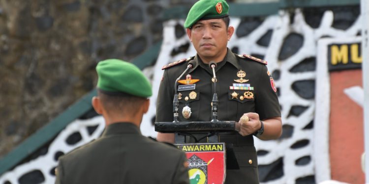 Satgas Pamtas Yonarmed 11 Kostrad Gelar Upacara Peringatan Hari Juang TNI AD di Kodim 0911/NNK