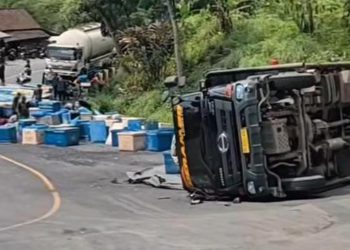 Akibat Kemiringan Tanjakan Truk Hino Terguling di Baeud Sukabumi