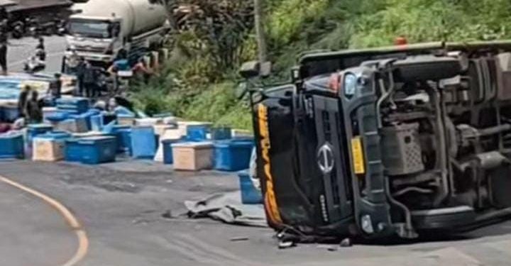 Akibat Kemiringan Tanjakan Truk Hino Terguling di Baeud Sukabumi