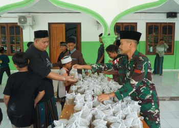 Jumat Berkah, Satgas Yonif 131/Brajasakti Tebar Kebaikan untuk Warga Perbatasan Papua