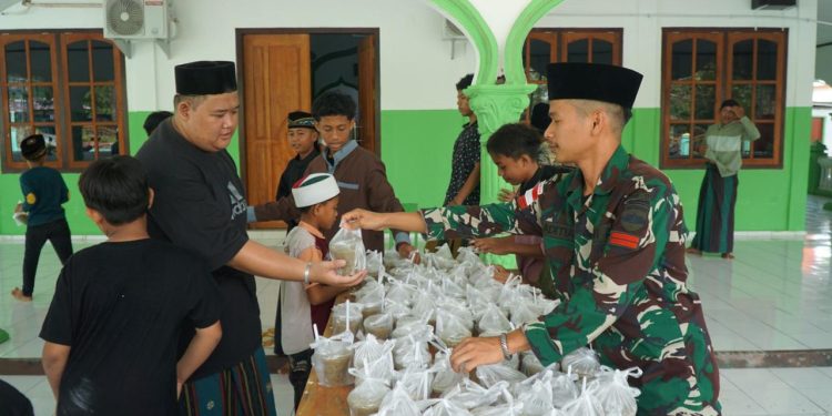 Jumat Berkah, Satgas Yonif 131/Brajasakti Tebar Kebaikan untuk Warga Perbatasan Papua