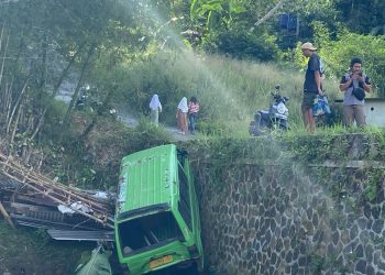 Tanjakan Tajam, Sebuah Angkot di Sukabumi Terjun ke Kolam Warga