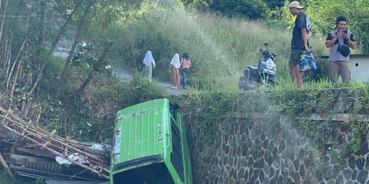 Tanjakan Tajam, Sebuah Angkot di Sukabumi Terjun ke Kolam Warga