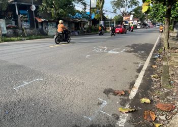 Sepeda Motor Ditumpangi Pasangan Suami Istri Menabrak Truk yang Tengah Parkir