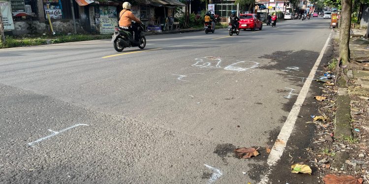 Sepeda Motor Ditumpangi Pasangan Suami Istri Menabrak Truk yang Tengah Parkir