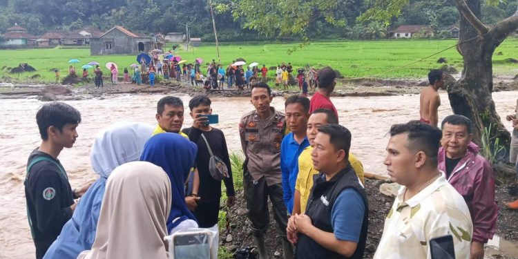 Wabup H.Andreas Meninjau Langsung Jembatan Putus di Desa Loji Akibat Luapan Sungai Citapen