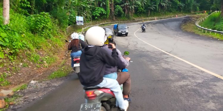 Jalan Tanjakan Baeud Sukabumi Kembali Amblas, Lalu Lintas Diberlakukan Buka Tutup