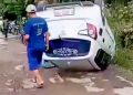 Kecelakaan Tunggal Mobil Daihatsu Ayla di Jalan Kadudampit Sukabumi Terbalik