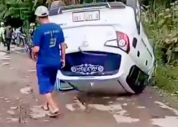 Kecelakaan Tunggal Mobil Daihatsu Ayla di Jalan Kadudampit Sukabumi Terbalik