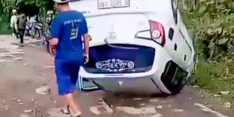 Kecelakaan Tunggal Mobil Daihatsu Ayla di Jalan Kadudampit Sukabumi Terbalik