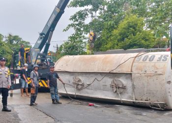 Truk Tangki Bermuatan Kapur Terguling di Jampang Tengah Sukabumi, Sopir Selamat