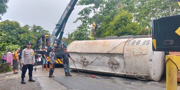 Truk Tangki Bermuatan Kapur Terguling di Jampang Tengah Sukabumi, Sopir Selamat