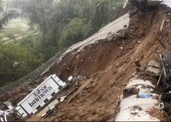 Baru Sebulan Diresmikan Tugu Jabar Istimewa di Jalan Sukabumi Sagaranten Diguyur Hujan Deras Ambruk