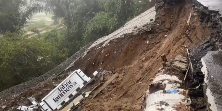 Baru Sebulan Diresmikan Tugu Jabar Istimewa di Jalan Sukabumi Sagaranten Diguyur Hujan Deras Ambruk