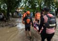 Tim SAR Evakuasi Warga Terdampak Banjir di Puskesmas Palabuhanratu Kabupaten Sukabumi