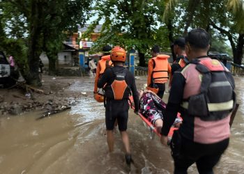 Tim SAR Evakuasi Warga Terdampak Banjir di Puskesmas Palabuhanratu Kabupaten Sukabumi