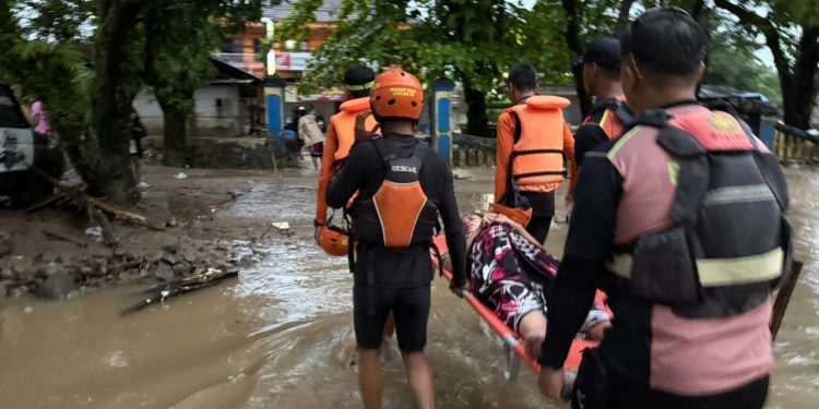 Tim SAR Evakuasi Warga Terdampak Banjir di Puskesmas Palabuhanratu Kabupaten Sukabumi