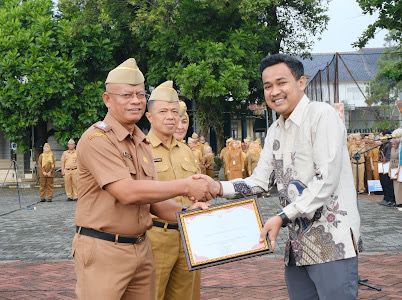 Salman Rizkatillah Terima Penghargaan Pemkab Garut sebagai Pelopor Bidang Sosial dan Advokasi Masyarakat