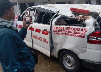 Ambulans Desa Ringsek Tertimpa Pohon di Nyalindung Sukabumi