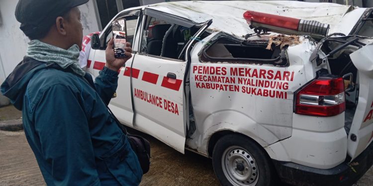 Ambulans Desa Ringsek Tertimpa Pohon di Nyalindung Sukabumi