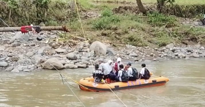 Jembatan Gantung Putus, Akses Sekolah Warga Tanjungsari Sukabumi Terhambat