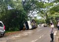 Mobil Truk Terguling di Jalan Raya Padabeunghar Sukabumi, Sopir Alami Luka Ringan
