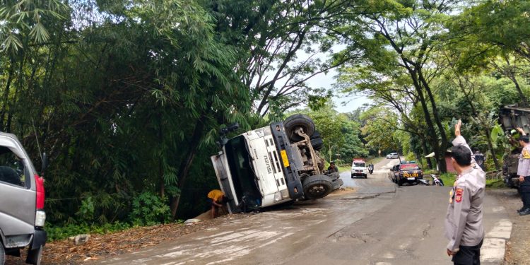 Mobil Truk Terguling di Jalan Raya Padabeunghar Sukabumi, Sopir Alami Luka Ringan