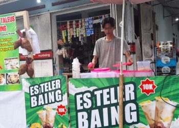 Es Teler dan Seupan Talas “Nurbaing” di Jalan Raya Cisolok Diserbu Pembeli di Hari Pertama Puasa