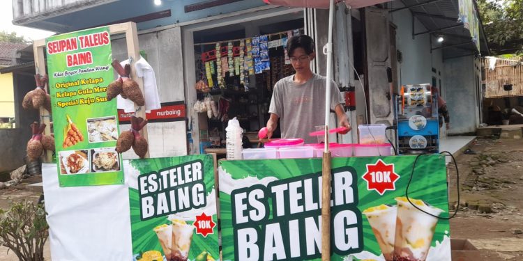 Es Teler dan Seupan Talas “Nurbaing” di Jalan Raya Cisolok Diserbu Pembeli di Hari Pertama Puasa