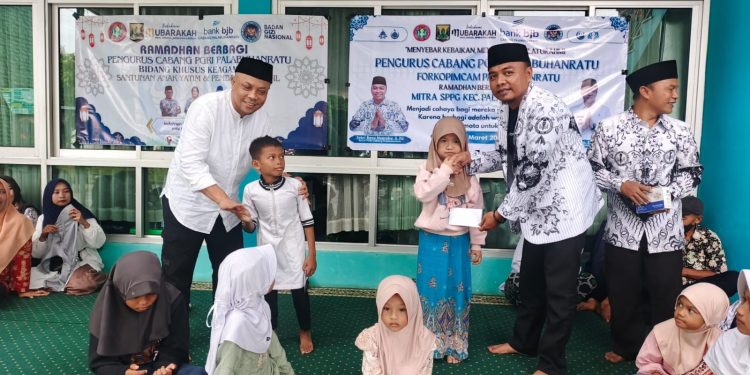 PGRI Palabuhanratu Bersama Forkopimcam Gelar “Ramadan Berbagi”, Tebar Takjil hingga Santuni Anak Yatim