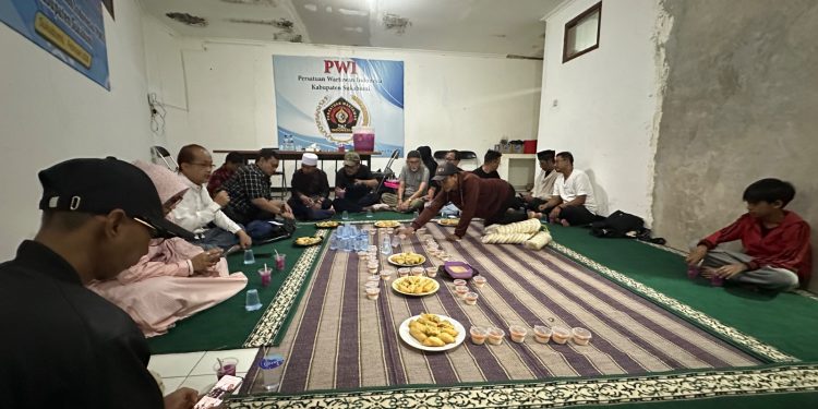 Sajadah Literasi di Ujung Senja: Menjemput “Mubarakah” di Tengah Riuh Dunia