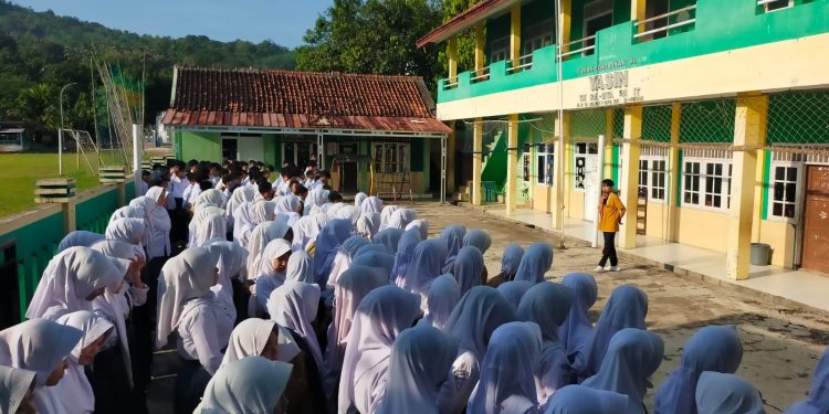 Siswa SMP-SMK IT Yasin Simpenan Sukabumi Gelar Halalbihalal di Hari Pertama Masuk Sekolah