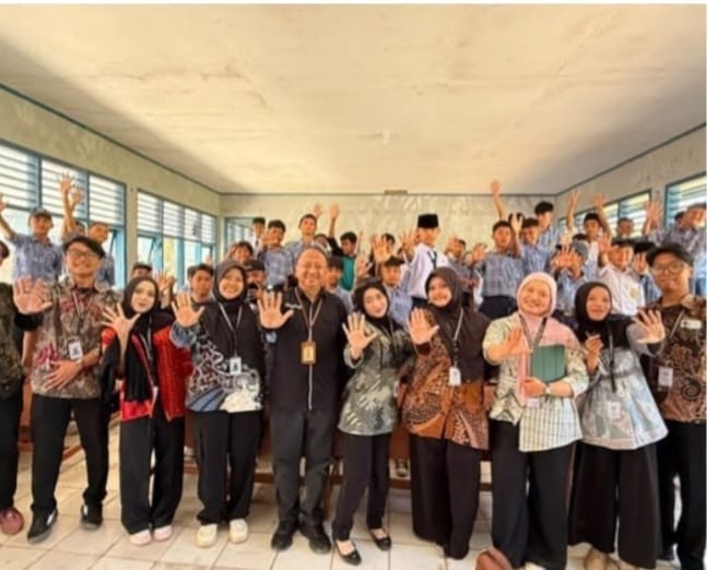 Cegah Kenakalan Remaja dari Sekolah, KKN UMMI Bangun Kesadaran Siswa di Tegalbuleud