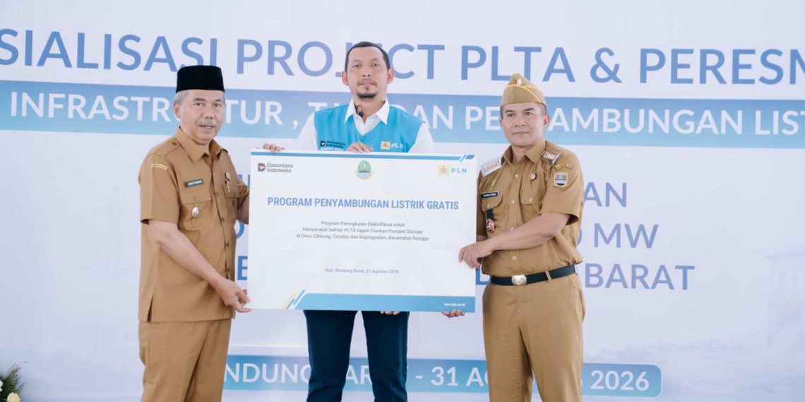 PLN Serahkan Bantuan Infrastruktur, Air Bersih, dan Listrik Gratis di Bandung Barat