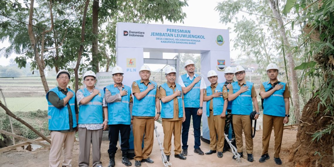 PLN Resmikan Jembatan Leuwijengkol, Perkuat Konektivitas Warga Desa Cibedug, Bandung Barat